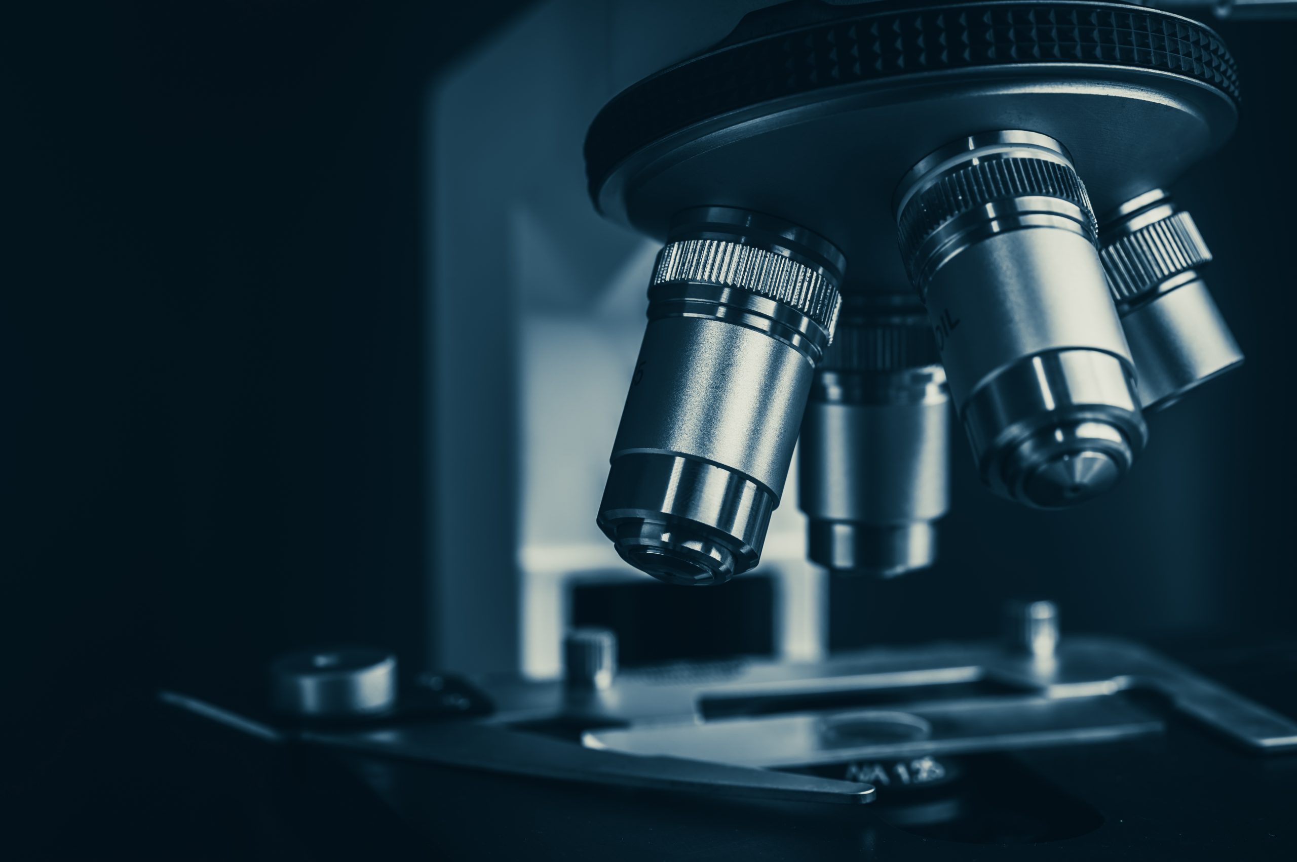 Comment fonctionne un microscope planochromatique ?